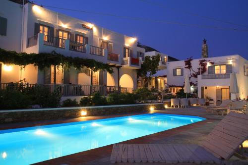 卡马莱尼姆菲斯酒店的夜间在房子前面的游泳池