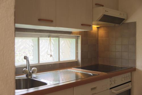 朗斯Family friendly 2-Bedroom near Golf & Ski slopes的厨房设有水槽和窗户。