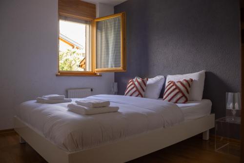 朗斯Family friendly 2-Bedroom near Golf & Ski slopes的卧室配有白色床和毛巾