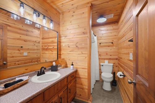索蒂纳科奇Firefly Lodge - Cozy 4 bedroom cabin minutes to Helen的一间带卫生间和水槽的浴室