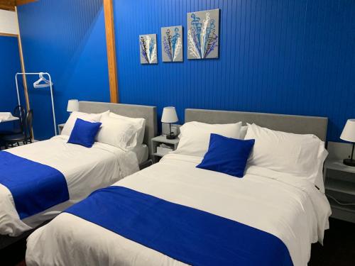 St-Raphael-de-BellechasseMotel Magistral的蓝色墙壁客房的两张床