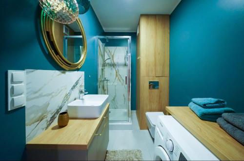 托伦4 Styles Apartment Rose z miejscem postojowym w garażu podziemnym的一间带水槽和镜子的浴室