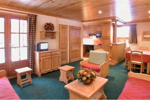 莱德萨阿尔卑斯Alpina Lodge - 02 - Appart rdc duplex - 8 pers的客厅配有沙发和桌子