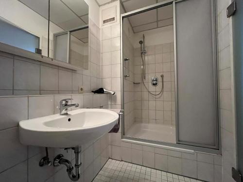 卡尔斯鲁厄Simplex Apartments Am Ludwigsplatz的一间带水槽和淋浴的浴室