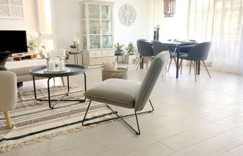 PullyLausanne/Pully: appartement moderne et très bien situé的客厅配有沙发和桌椅