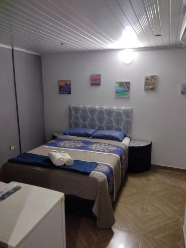 埃斯特城LVL Hospedaje Ejecutivo的一间卧室配有一张带蓝色床单和床头板的床。