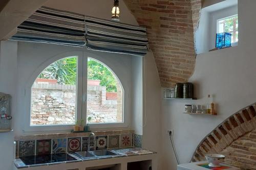 VillalfonsinaLa Cantina: cosy stylish vaults的厨房设有水槽和窗户。