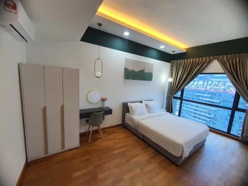 吉隆坡Reizz Residence By Luxury Suites的一间卧室配有一张床、一张书桌和一个窗户。