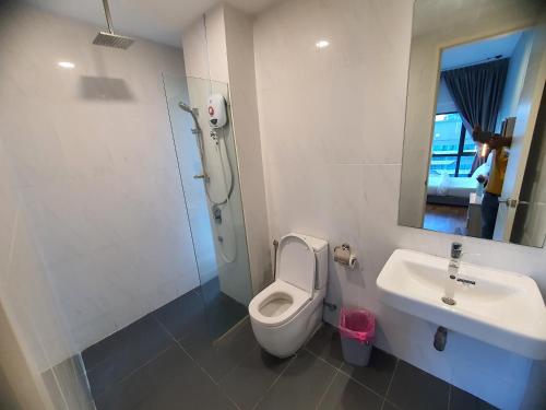 吉隆坡Reizz Residence By Luxury Suites的一间带卫生间和水槽的浴室