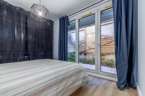 维勒瑞夫Oasis Urbaine for 8 near to Paris的一间卧室设有一张床和一个大窗户