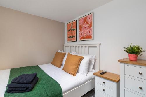 利兹Cosy One Bed Apt in Leeds City的卧室配有一张带绿毯的白色床