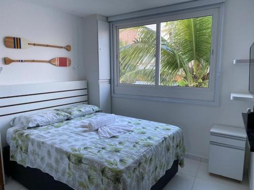 嘎林海斯港Portoparadise - Mandakaru Residence Flat 10的一间小卧室,配有床和窗户