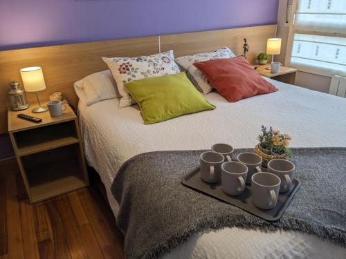 波图加莱特Apartamento Portugalete Gran Bilbao 3 dormitorios - 3 bedrooms的一张带杯子托盘的床