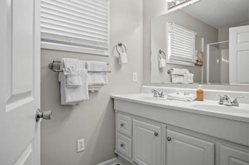 默特尔比奇Quiet Oasis的白色的浴室设有水槽和镜子
