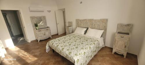 诺维利古雷Il giardino di Marianna的一间卧室配有床、两个梳妆台和镜子