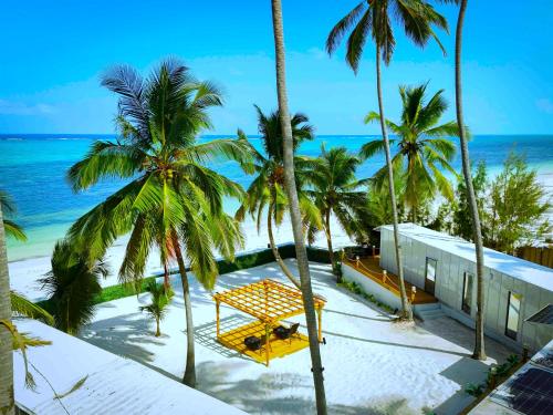平圭The Zanzibar Beach House-South的从度假村的阳台上可欣赏到海滩景色