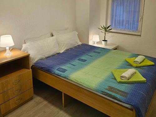 PetrovecMy Parents Guest House的一间卧室配有一张床,上面有两条毛巾