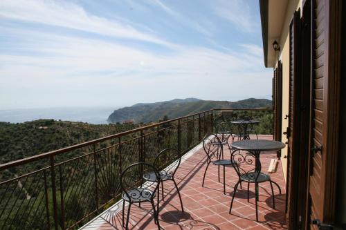 圣毛罗奇伦托Casale Florenzo的设有一个配有桌椅的阳台,享有美景。
