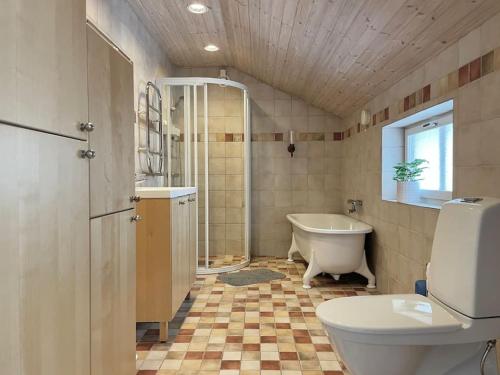 TimråTimrå Farmhouse的带浴缸、卫生间和盥洗盆的浴室