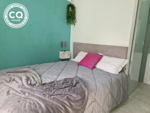波尔图Oporto House Garden的卧室配有带粉色和白色枕头的大床