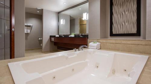舍伍德帕克舍伍德公园-埃德蒙顿智选快捷假日酒店的浴室内设有大型白色浴缸。