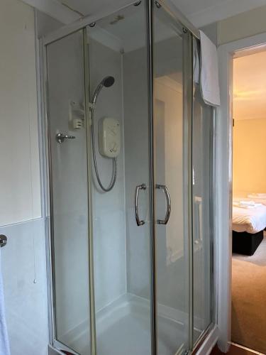 金罗斯The Kinross Salutation Hotel的浴室里设有玻璃门淋浴