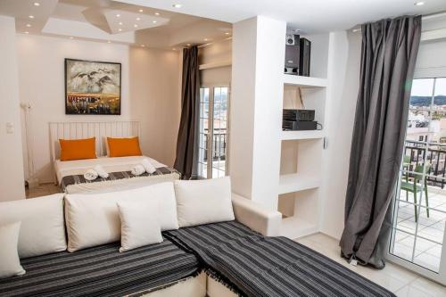 拉夫里翁Seafront central Apt in Lavrio的客厅配有沙发和1张床