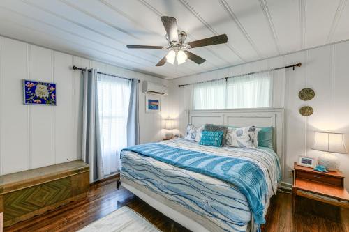 罗克波特Cozy Texas Cottage Less Than 2 Mi to Rockport Beach!的一间卧室配有一张床和吊扇