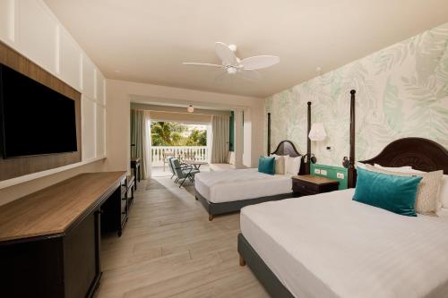拉纳韦贝Bahia Principe Grand Jamaica - All Inclusive的酒店客房设有两张床和一台平面电视。