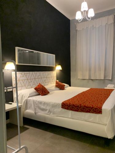 米兰Villa Giovanna Citylife Milano的卧室配有带红色枕头的大型白色床