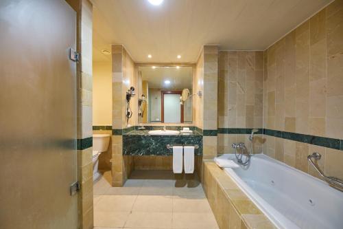 拉纳韦贝Bahia Principe Grand Jamaica - All Inclusive的带浴缸和盥洗盆的大浴室
