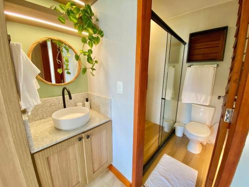 São Gonçalo do AmaranteTaíba Beach Resort por Be My Guest!的一间带水槽、卫生间和镜子的浴室