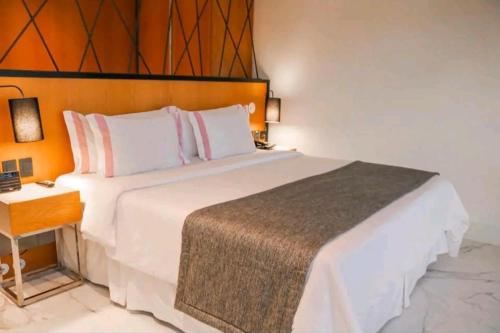 里约热内卢Hotel Nacional rj的卧室配有一张白色的大床和一张桌子