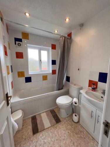 Brettell LaneCosy 2 bedroomed semi detached house的带浴缸、卫生间和盥洗盆的浴室