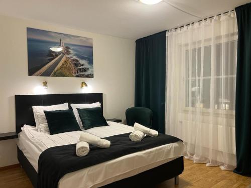 卡尔斯港Hotell City Karlshamn的一间卧室配有一张大床和毛巾