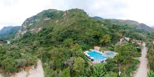 San CarlosDonce Extremo的享有高山空中美景,设有游泳池