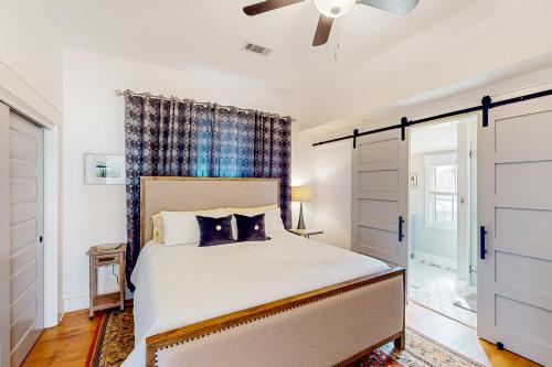 彭萨科拉Pensacola Blue的一间卧室配有一张床和吊扇
