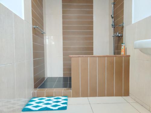 塔科拉迪Beach Road Oasis的一间带淋浴的浴室,地板上配有蓝色毛巾