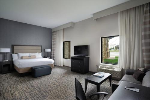 Monkey IslandShangri-La Resort的酒店客房,配有床和沙发