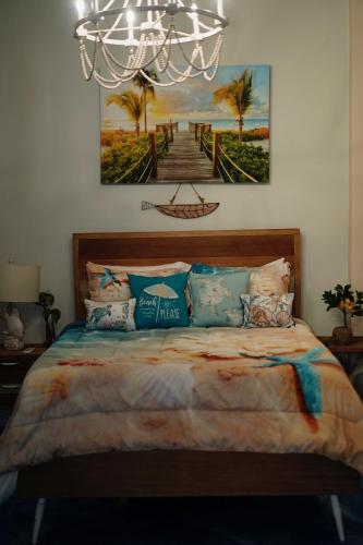 圣胡安The Suites & Vintage Apartment at Casa Of Essence in heart of Old San Juan的一间卧室配有一张壁画床
