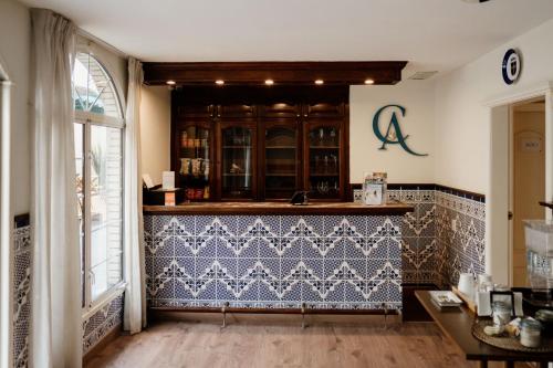 恩塞纳达港Casa Asturias的厨房配有蓝白色瓷砖台面