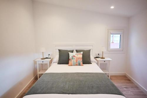 里瓦达维亚Villa Julia的一间卧室配有一张带2个床头柜的大床