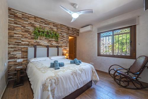 马贝拉CHALET EN MARBELLA, Casa Valle Iruelas的一间卧室设有一张床和砖墙
