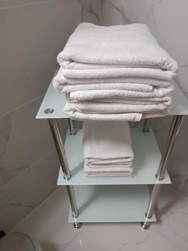 因特拉肯Apartment Jolie的浴室内架上的毛巾堆
