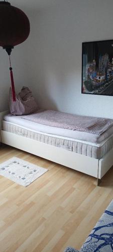 伯尔尼Zimmervermietung Bern的一张床垫,坐在一个房间里