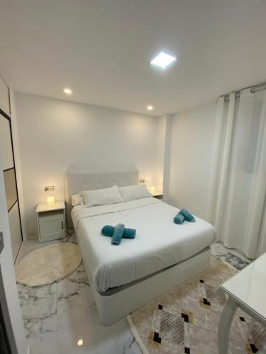 马略卡岛帕尔马Beach apartment Palma Center的一间卧室配有一张带蓝色枕头的床。