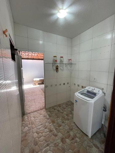 帕里普埃拉Casa de praia Amarópolis的客房内的洗衣机浴室