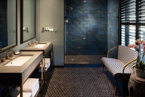 奥斯汀Hotel ZaZa Austin的一间带两个盥洗盆和淋浴的浴室