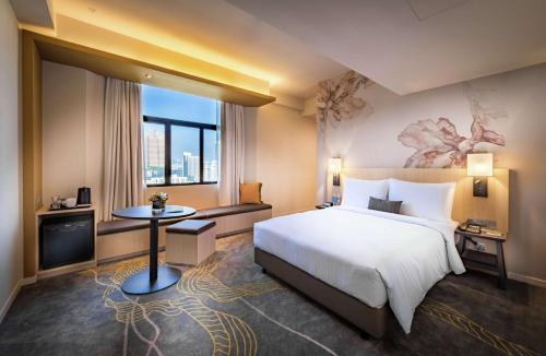 吉隆坡Hilton Garden Inn Kuala Lumpur - North的一间设有大床和窗户的酒店客房