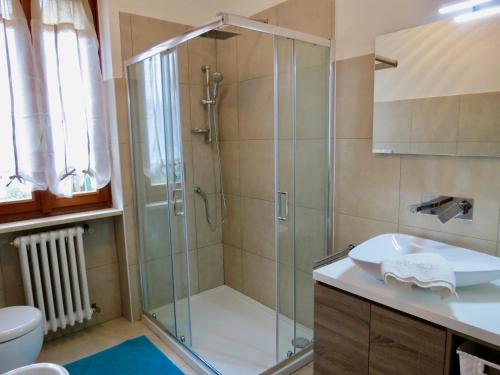 普雷多雷阿纳斯塔西耶别墅的带淋浴和盥洗盆的浴室